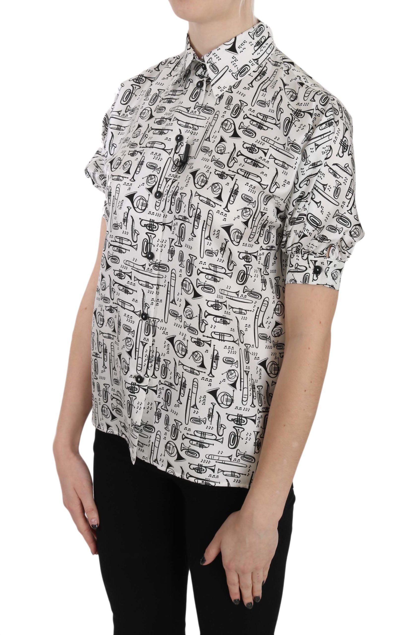 بلوزة دولتشي آند غابانا الحريرية بطبعة البوق وأزرار أمامية