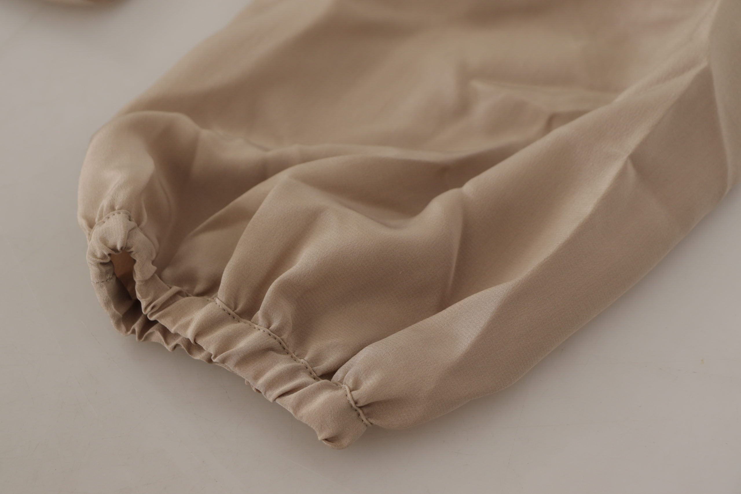 بلوزة دولتشي آند غابانا بنية اللون بأكمام على الخصر وياقة أسكوت