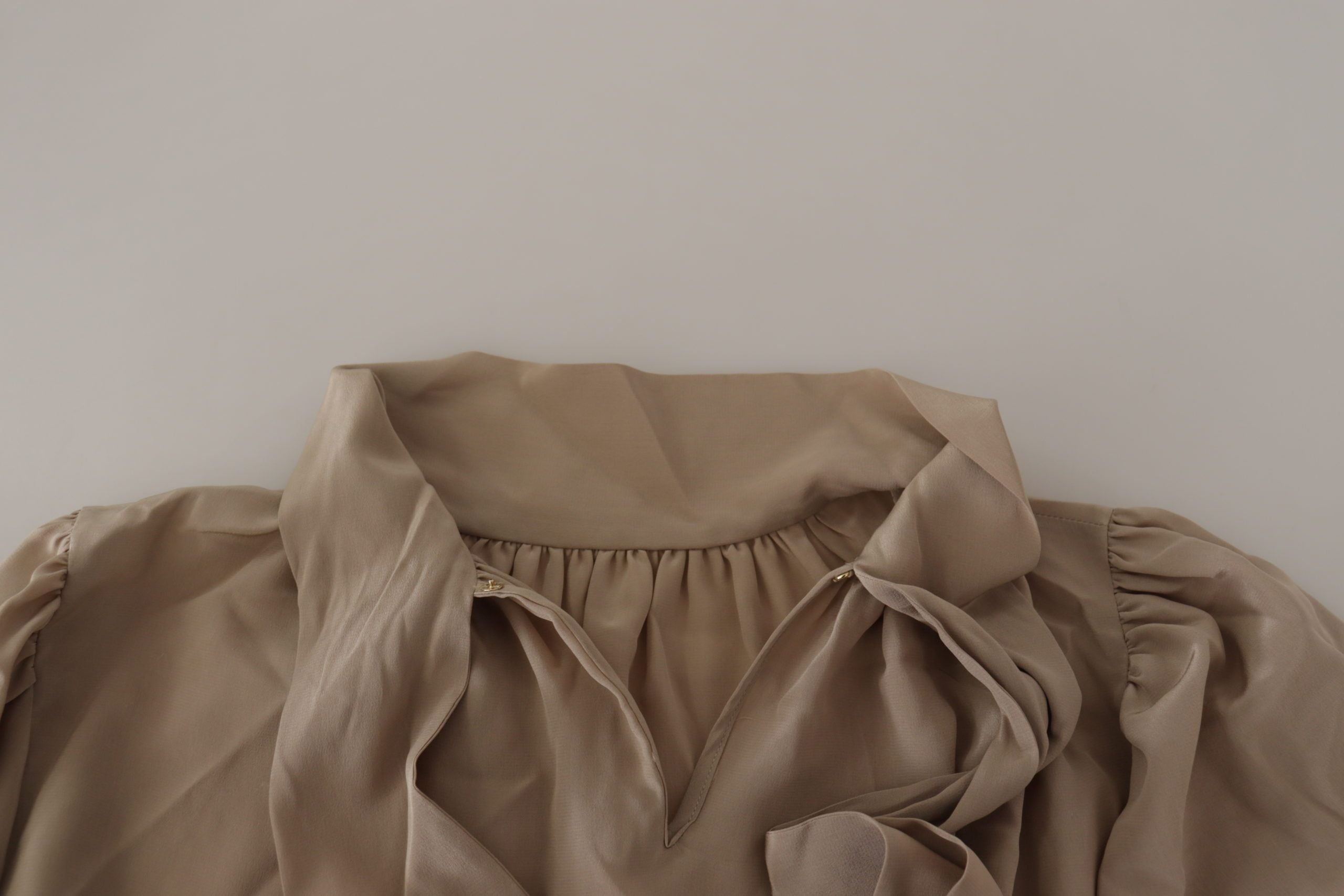 بلوزة دولتشي آند غابانا بنية اللون بأكمام على الخصر وياقة أسكوت